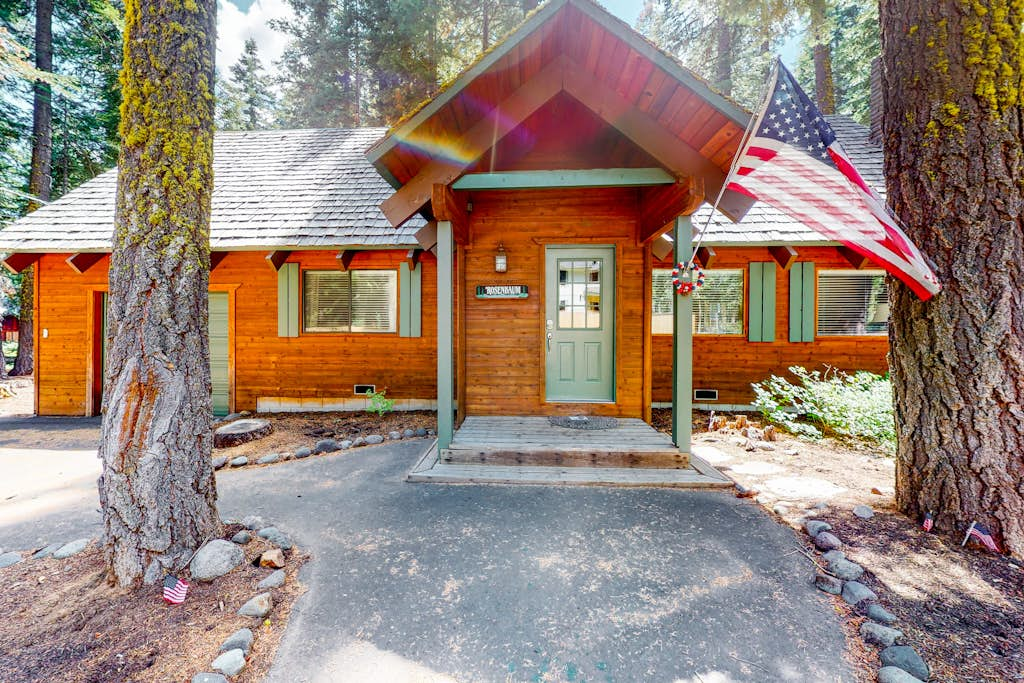 Serene cabin with expansive deck, grill, fireplace - near skiing - walk to beach