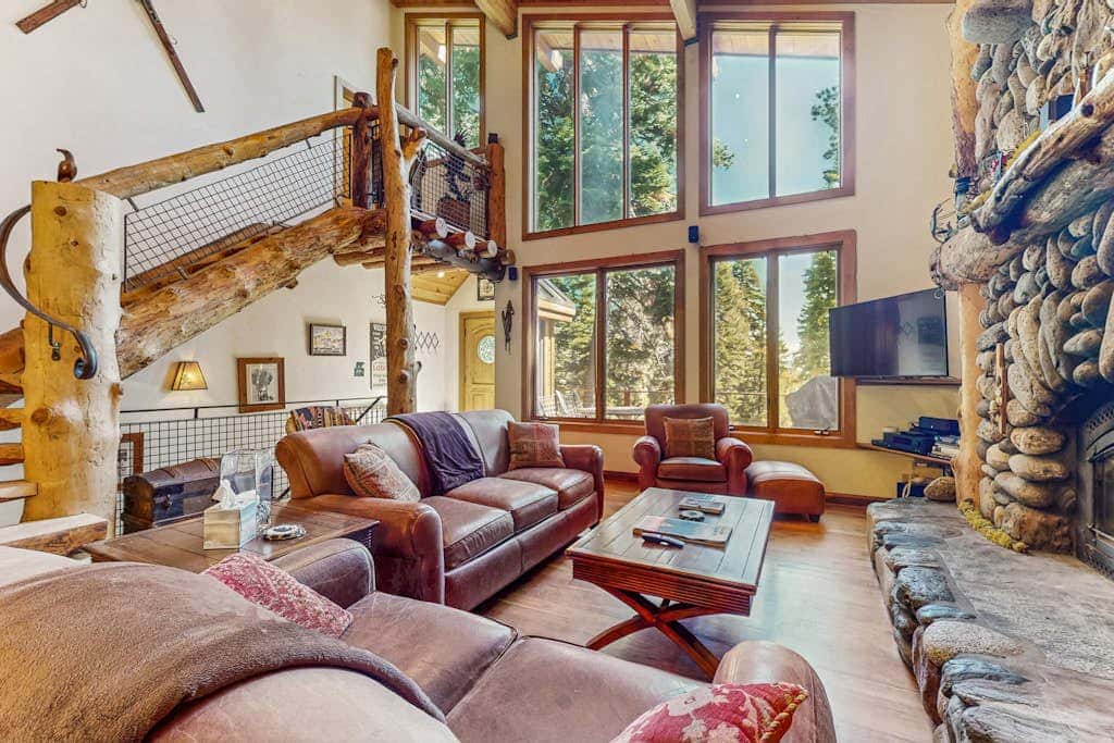 Modern Lux Cabin with Stunning Views, Spa, Large Kitchen and Dining, Fireplace