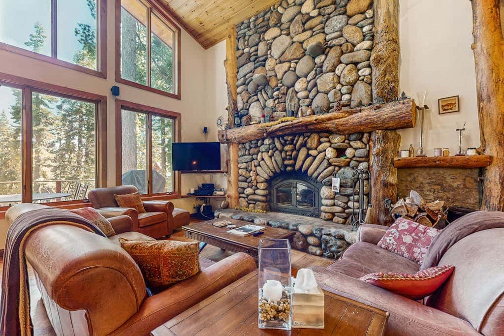 Modern Lux Cabin with Stunning Views, Spa, Large Kitchen and Dining, Fireplace