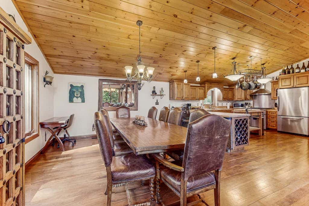 Modern Lux Cabin with Stunning Views, Spa, Large Kitchen and Dining, Fireplace