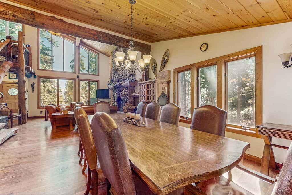 Modern Lux Cabin with Stunning Views, Spa, Large Kitchen and Dining, Fireplace