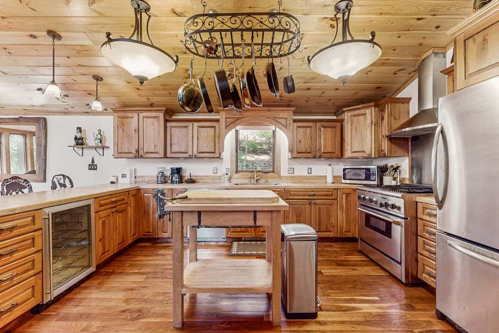 Modern Lux Cabin with Stunning Views, Spa, Large Kitchen and Dining, Fireplace