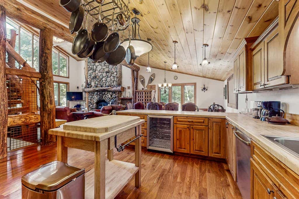Modern Lux Cabin with Stunning Views, Spa, Large Kitchen and Dining, Fireplace