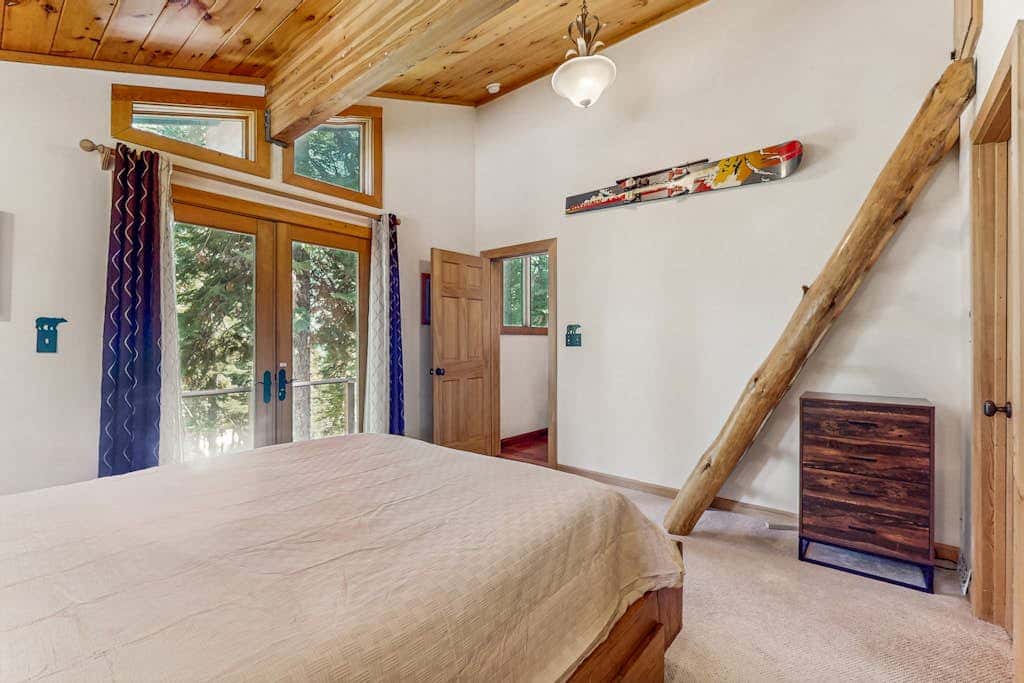 Modern Lux Cabin with Stunning Views, Spa, Large Kitchen and Dining, Fireplace