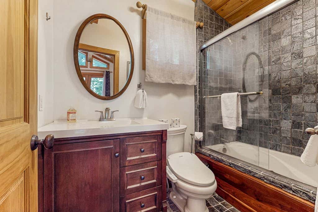 Modern Lux Cabin with Stunning Views, Spa, Large Kitchen and Dining, Fireplace