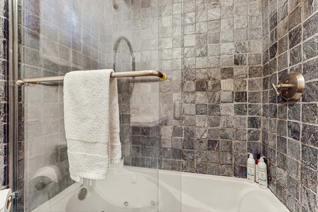 Modern Lux Cabin with Stunning Views, Spa, Large Kitchen and Dining, Fireplace