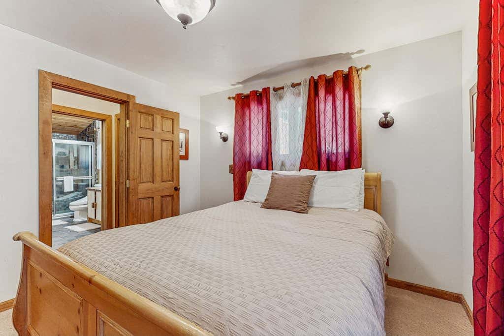 Modern Lux Cabin with Stunning Views, Spa, Large Kitchen and Dining, Fireplace
