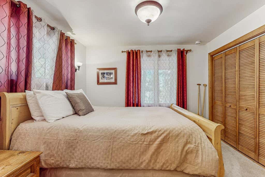 Modern Lux Cabin with Stunning Views, Spa, Large Kitchen and Dining, Fireplace