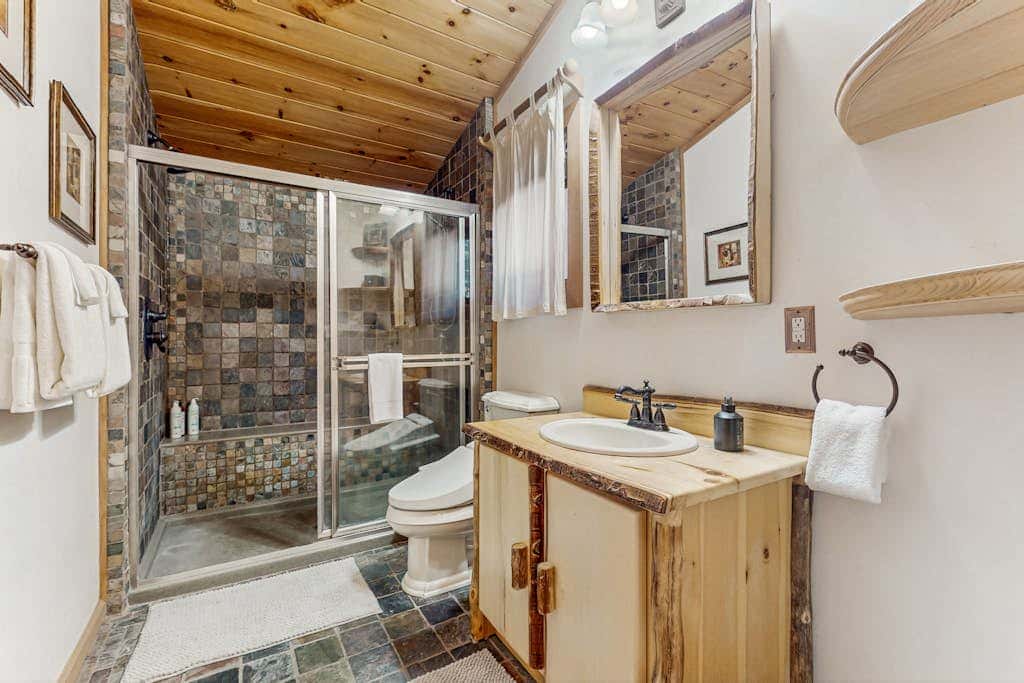Modern Lux Cabin with Stunning Views, Spa, Large Kitchen and Dining, Fireplace