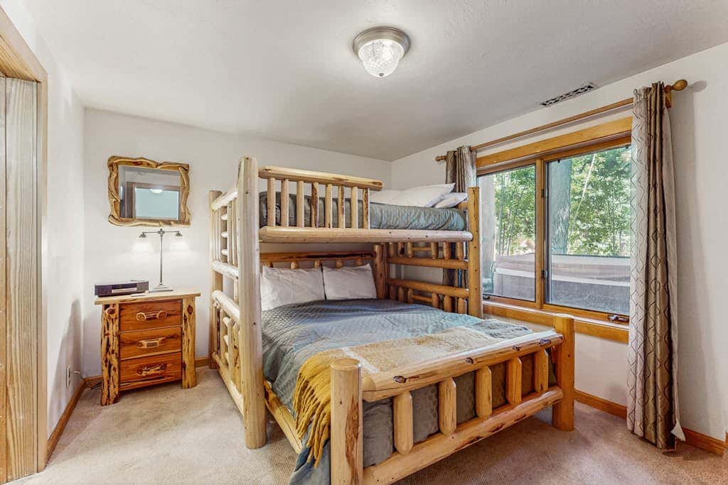 Modern Lux Cabin with Stunning Views, Spa, Large Kitchen and Dining, Fireplace