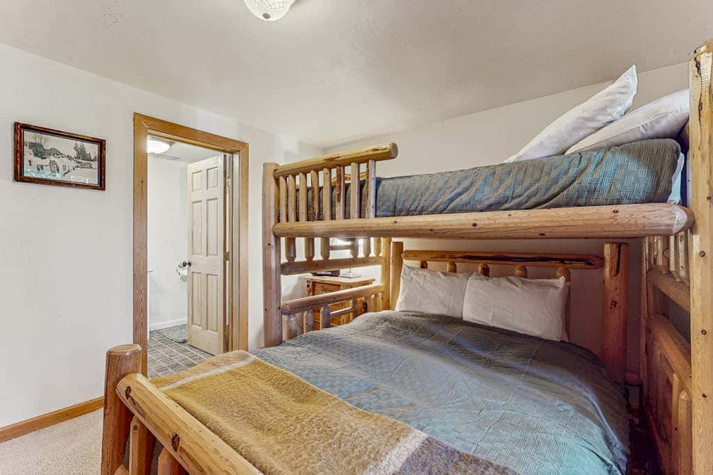 Modern Lux Cabin with Stunning Views, Spa, Large Kitchen and Dining, Fireplace