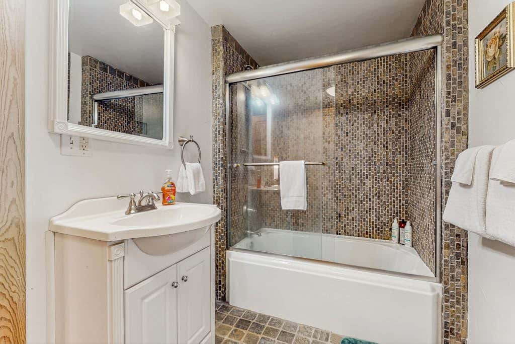 Modern Lux Cabin with Stunning Views, Spa, Large Kitchen and Dining, Fireplace
