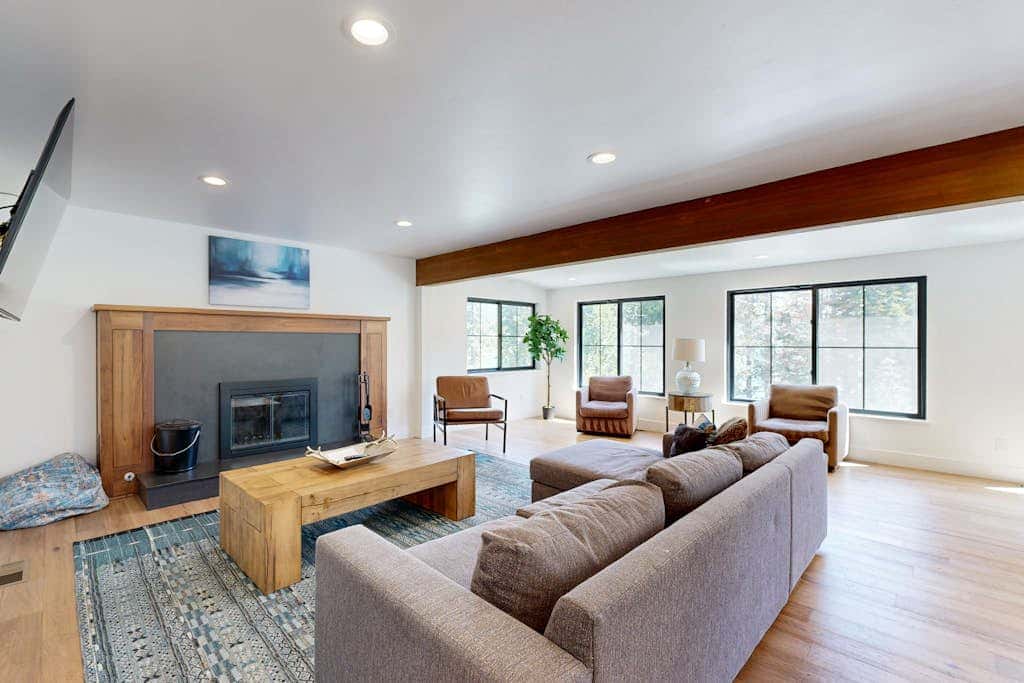 Lakeside Modern: Water-View Dining Room & Deck, 2,600 Sq Ft, Walk to Beaches