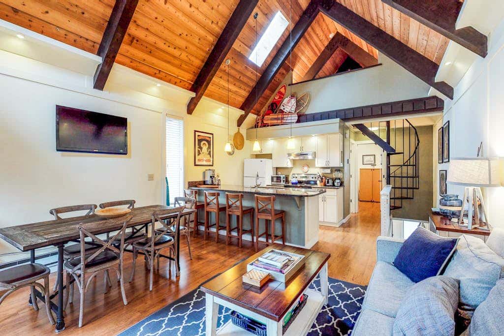 Beautiful & Spacious Townhome with Deck - Close to the Lake & Slopes