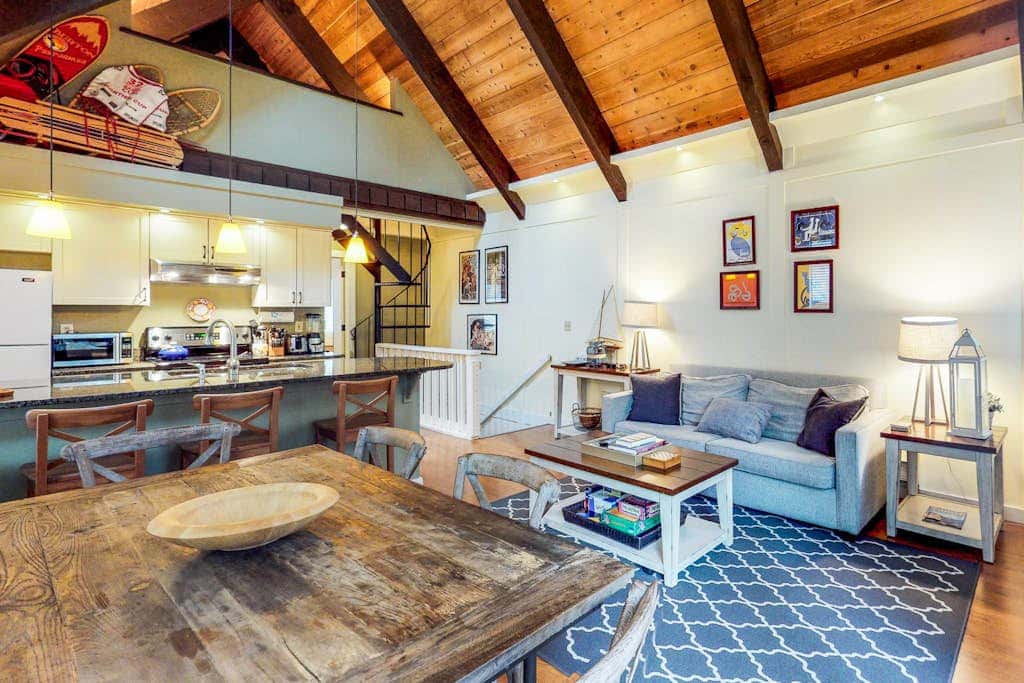 Beautiful & Spacious Townhome with Deck - Close to the Lake & Slopes