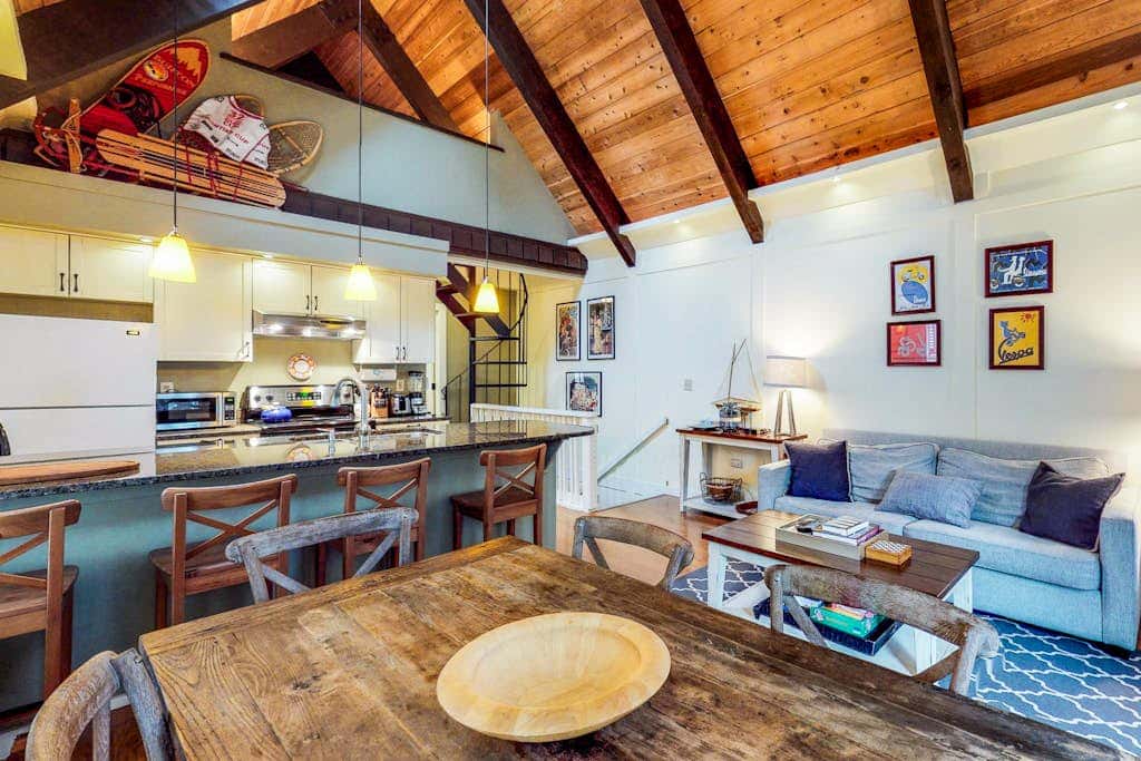 Beautiful & Spacious Townhome with Deck - Close to the Lake & Slopes