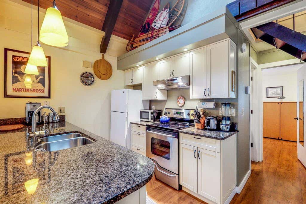 Beautiful & Spacious Townhome with Deck - Close to the Lake & Slopes