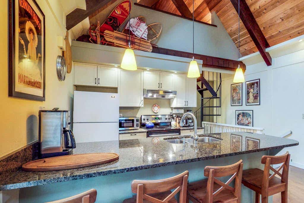 Beautiful & Spacious Townhome with Deck - Close to the Lake & Slopes