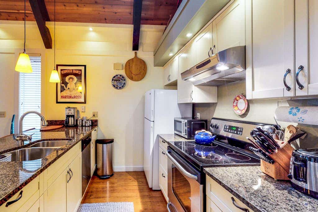 Beautiful & Spacious Townhome with Deck - Close to the Lake & Slopes