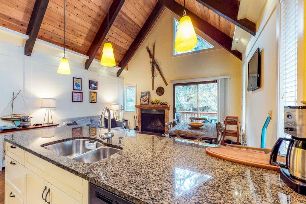 Beautiful & Spacious Townhome with Deck - Close to the Lake & Slopes