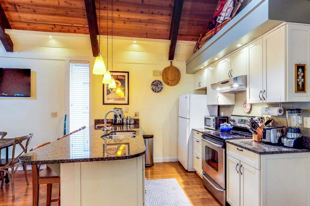 Beautiful & Spacious Townhome with Deck - Close to the Lake & Slopes