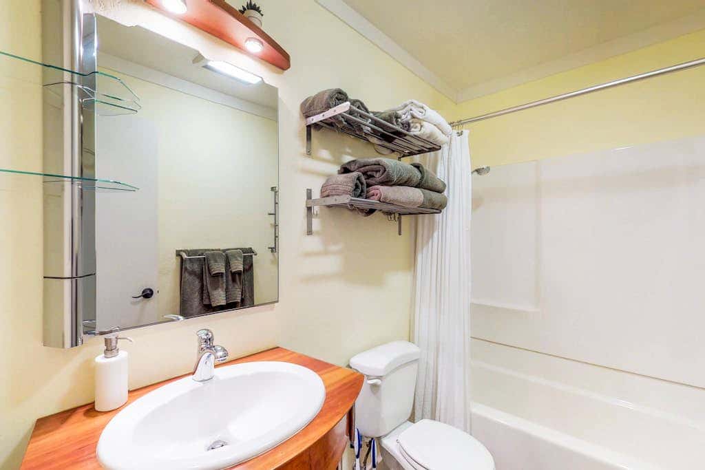 Beautiful & Spacious Townhome with Deck - Close to the Lake & Slopes