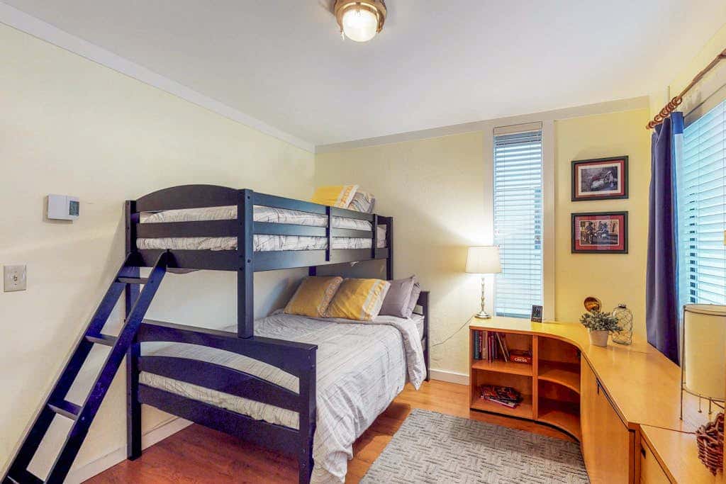 Beautiful & Spacious Townhome with Deck - Close to the Lake & Slopes