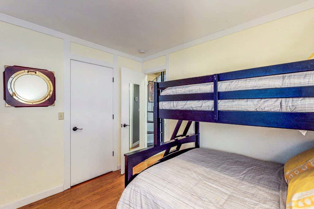 Beautiful & Spacious Townhome with Deck - Close to the Lake & Slopes