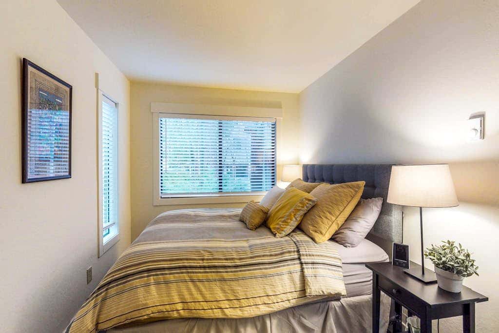 Beautiful & Spacious Townhome with Deck - Close to the Lake & Slopes