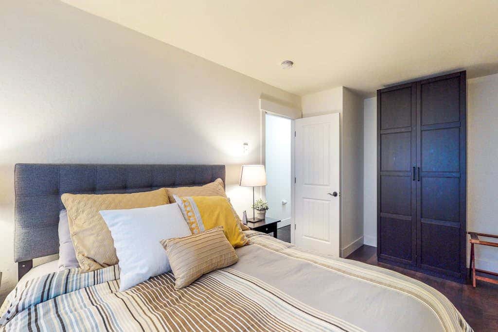 Beautiful & Spacious Townhome with Deck - Close to the Lake & Slopes