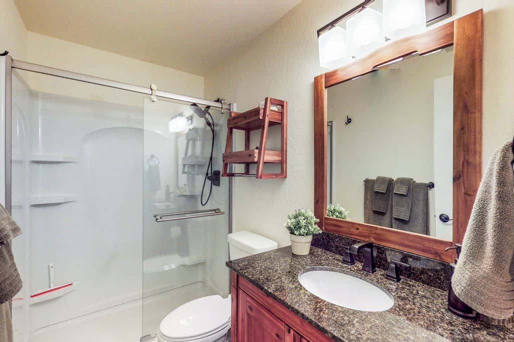 Beautiful & Spacious Townhome with Deck - Close to the Lake & Slopes