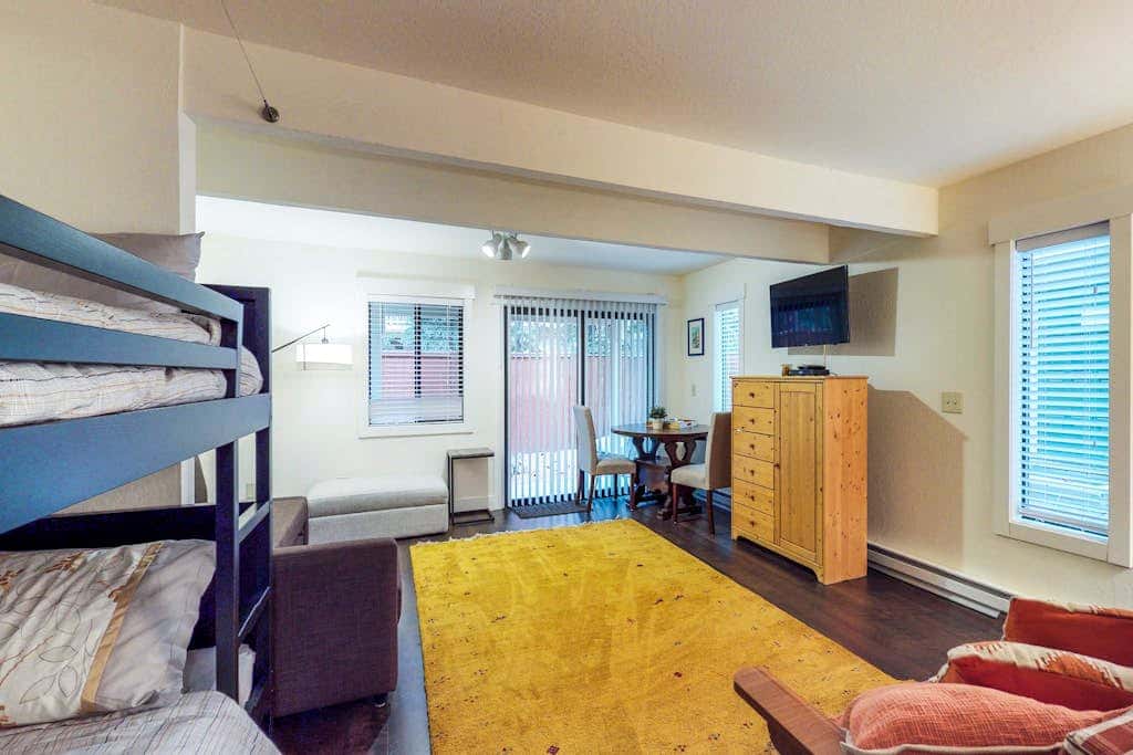 Beautiful & Spacious Townhome with Deck - Close to the Lake & Slopes