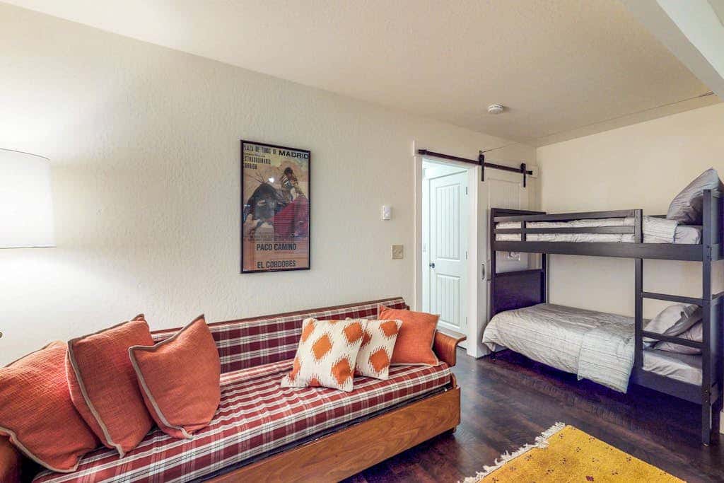 Beautiful & Spacious Townhome with Deck - Close to the Lake & Slopes