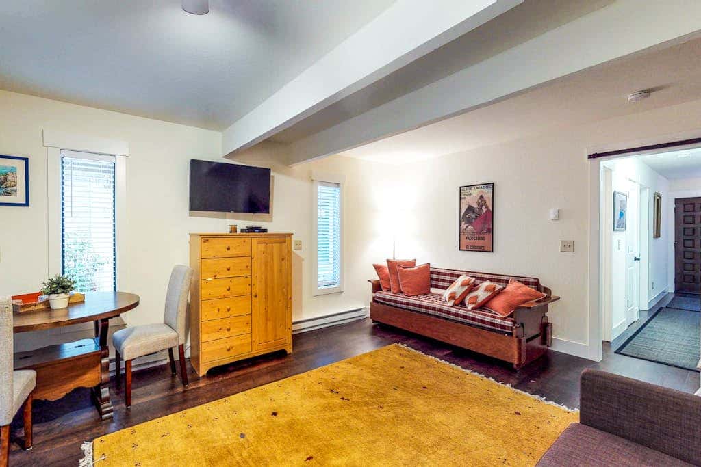 Beautiful & Spacious Townhome with Deck - Close to the Lake & Slopes
