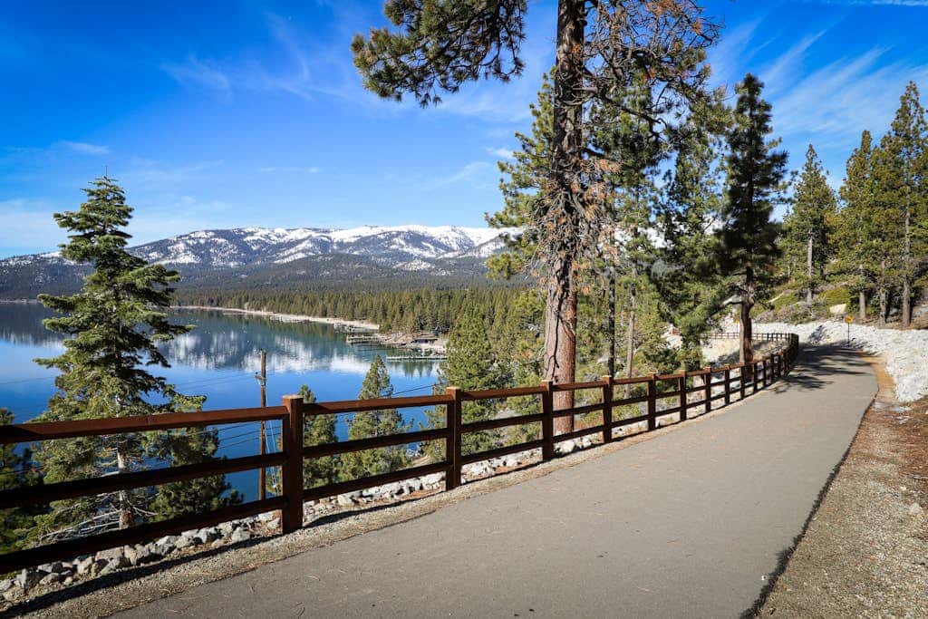 Beautiful & Spacious Townhome with Deck - Close to the Lake & Slopes