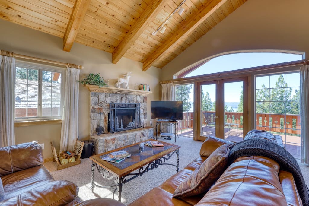 Dog-friendly chalet with amazing lake views & pool access - near lake & slopes