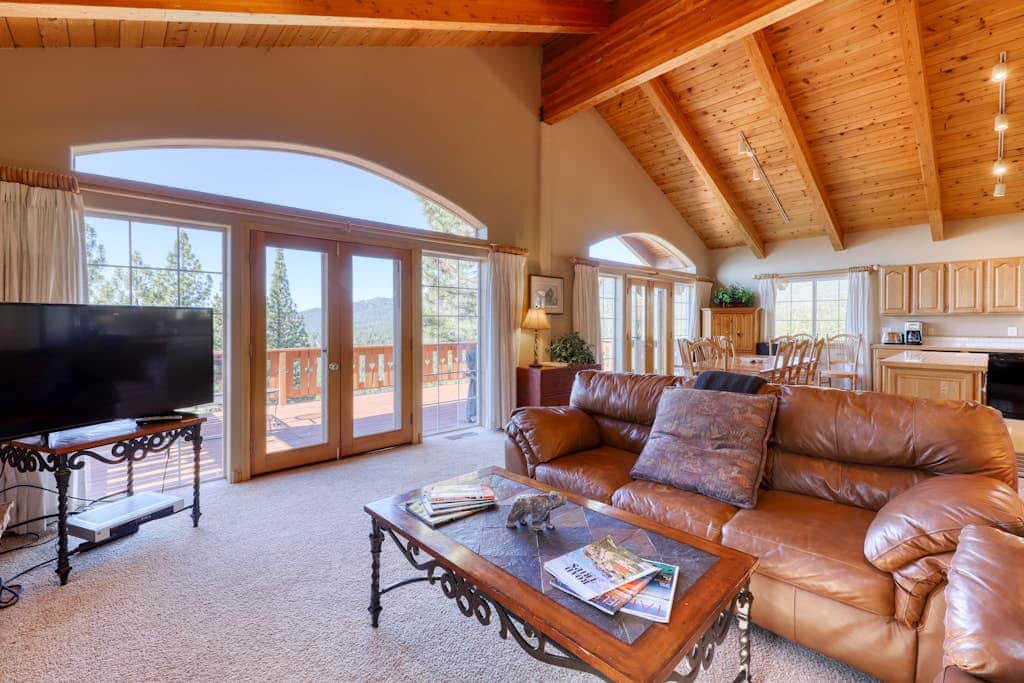 Dog-friendly chalet with amazing lake views & pool access - near lake & slopes