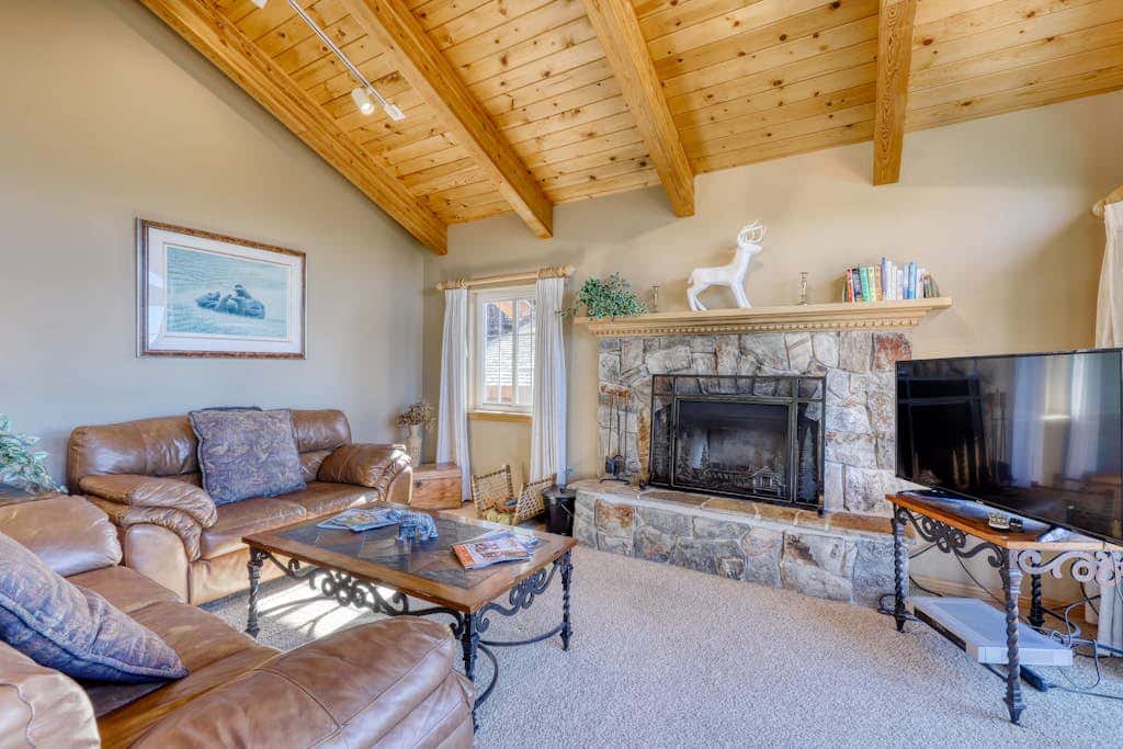 Dog-friendly chalet with amazing lake views & pool access - near lake & slopes