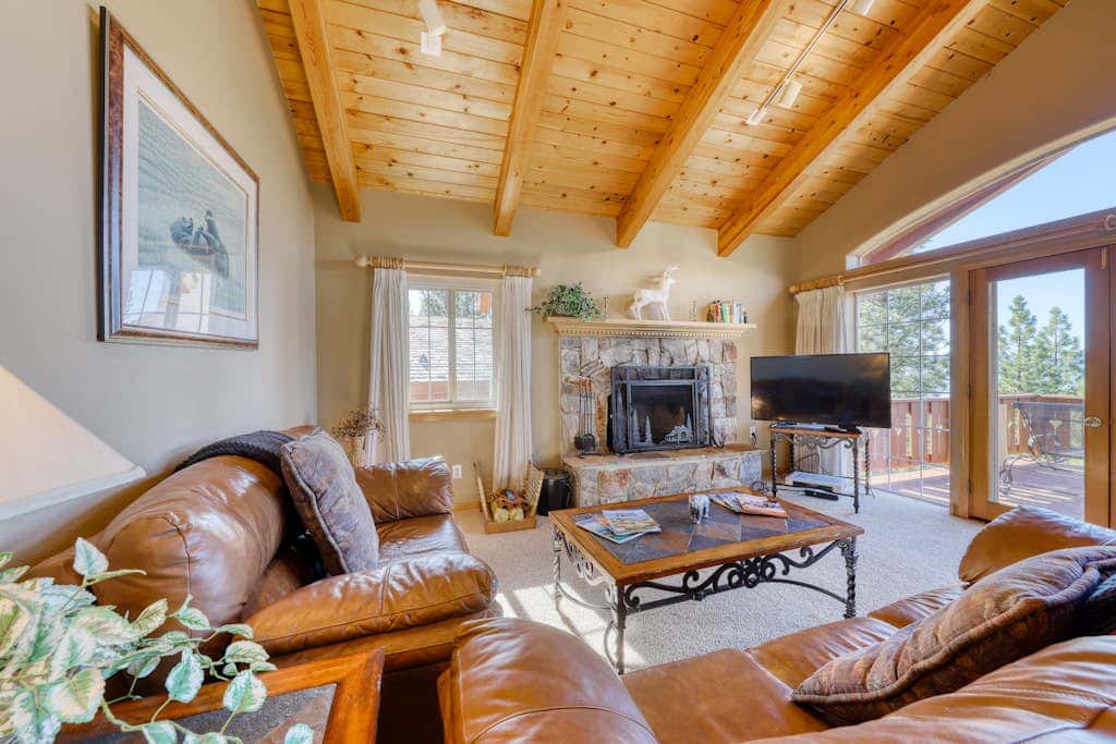 Dog-friendly chalet with amazing lake views & pool access - near lake & slopes