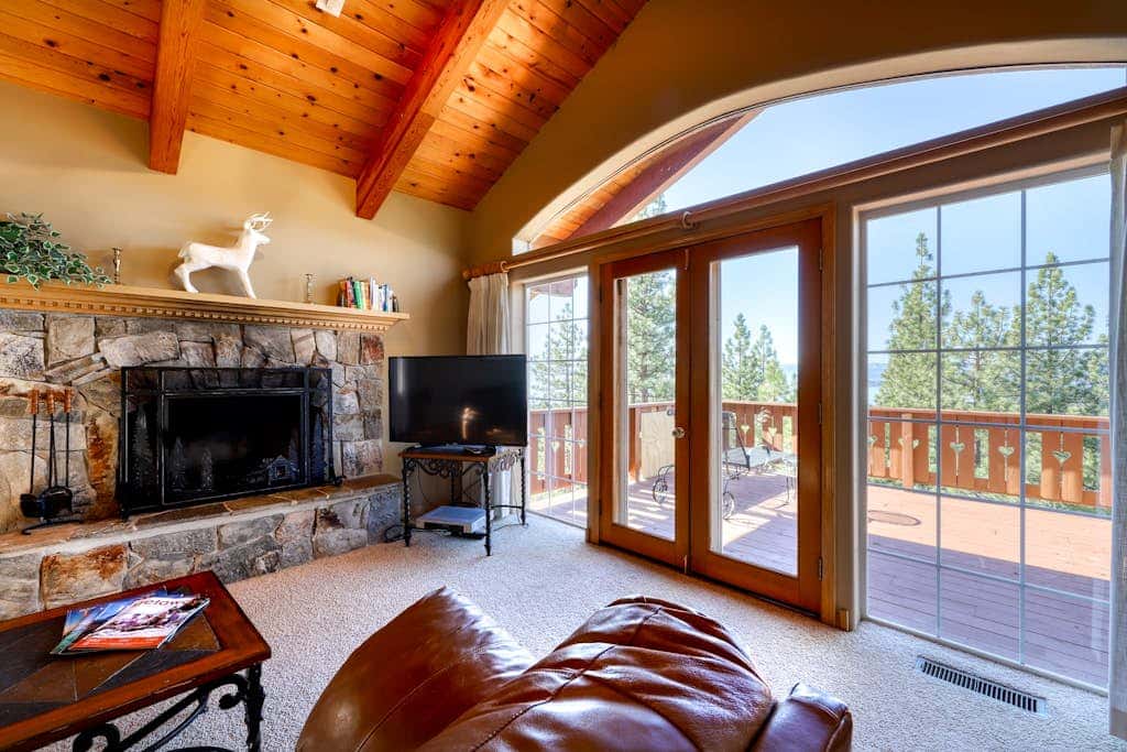 Dog-friendly chalet with amazing lake views & pool access - near lake & slopes