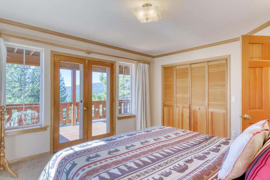 Dog-friendly chalet with amazing lake views & pool access - near lake & slopes