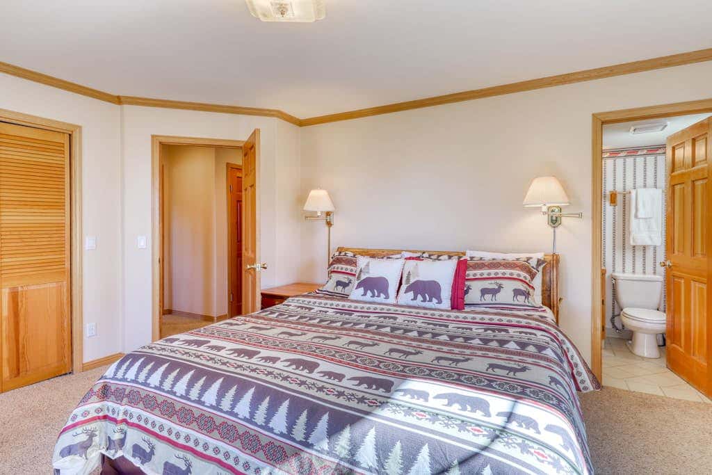 Dog-friendly chalet with amazing lake views & pool access - near lake & slopes