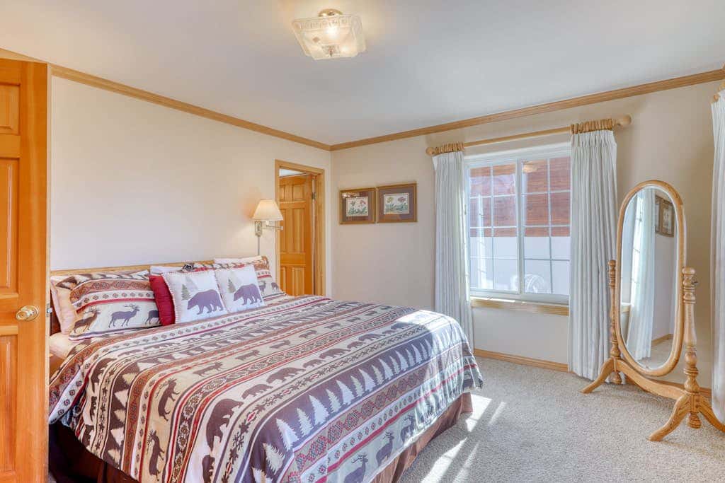 Dog-friendly chalet with amazing lake views & pool access - near lake & slopes