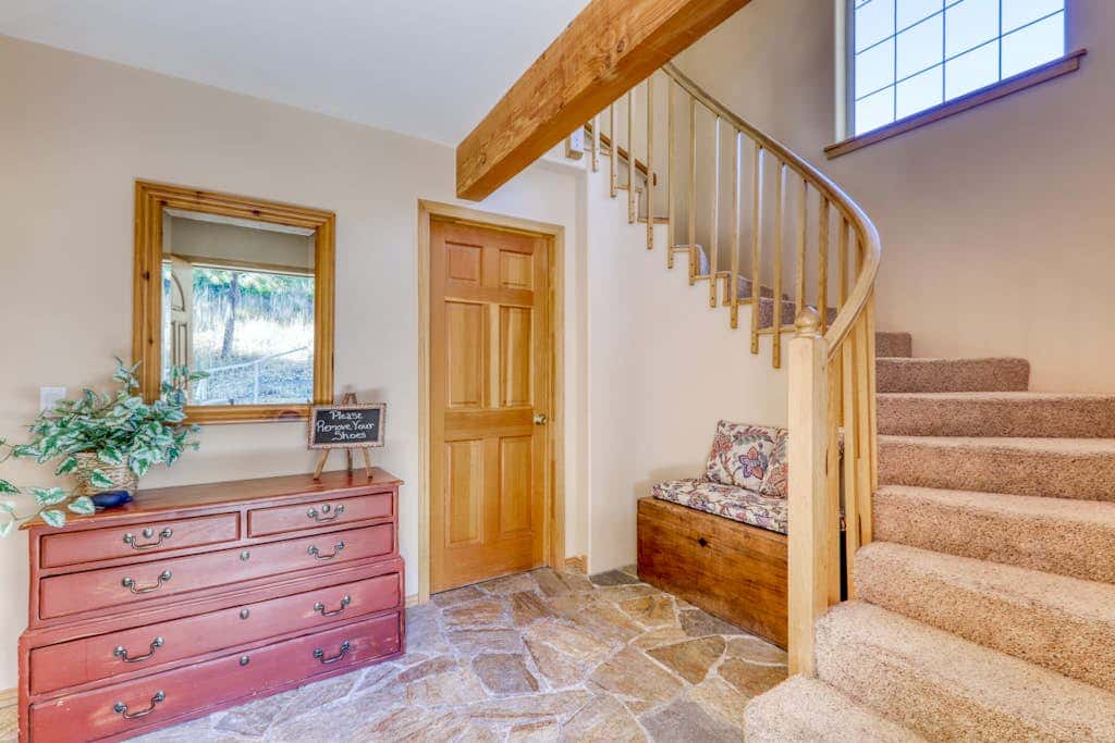 Dog-friendly chalet with amazing lake views & pool access - near lake & slopes