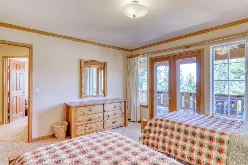 Dog-friendly chalet with amazing lake views & pool access - near lake & slopes