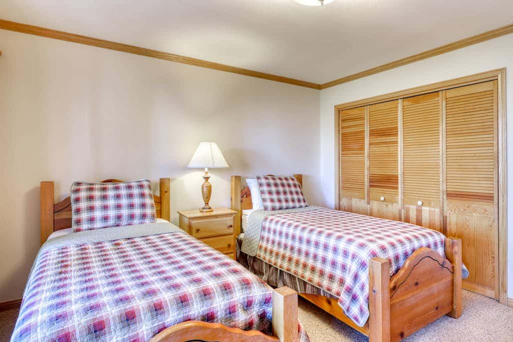 Dog-friendly chalet with amazing lake views & pool access - near lake & slopes