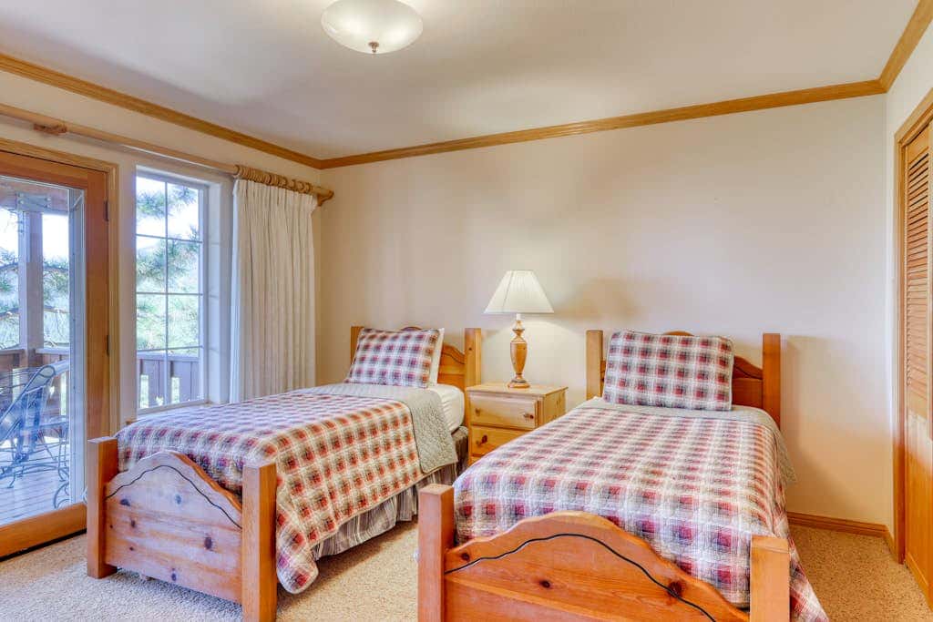 Dog-friendly chalet with amazing lake views & pool access - near lake & slopes