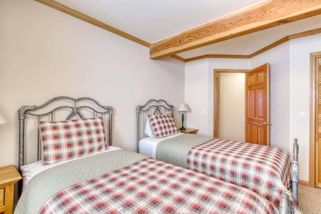 Dog-friendly chalet with amazing lake views & pool access - near lake & slopes