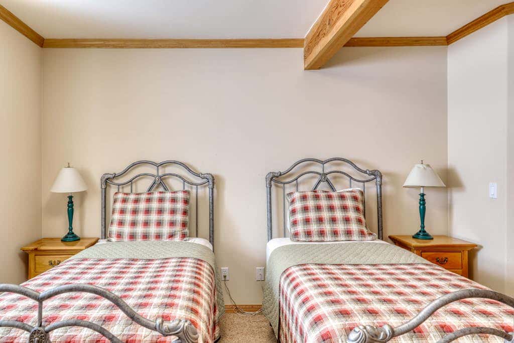 Dog-friendly chalet with amazing lake views & pool access - near lake & slopes