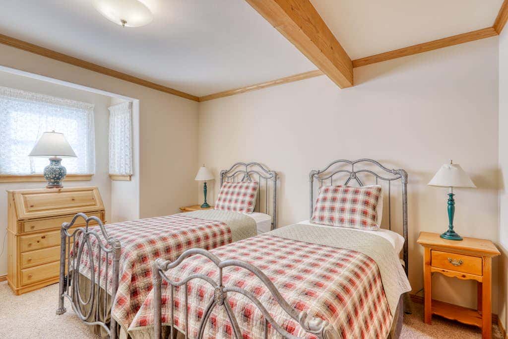 Dog-friendly chalet with amazing lake views & pool access - near lake & slopes